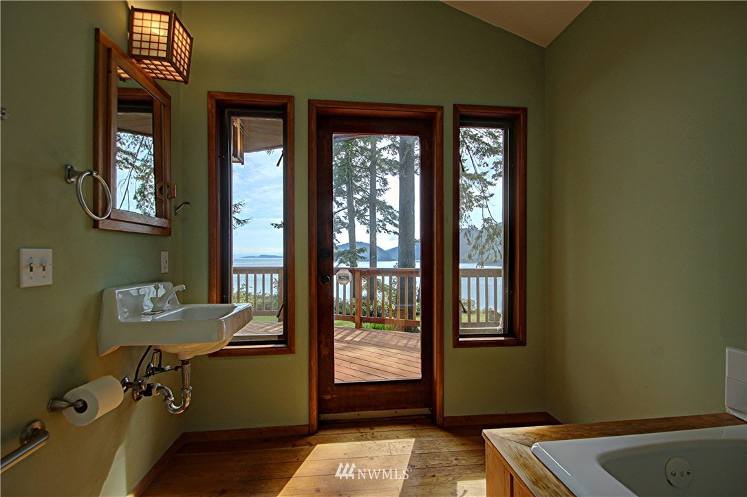 5240 West Shore Road Anacortes, WA 98221 - Photo 14 of 25 Gallery Image 14