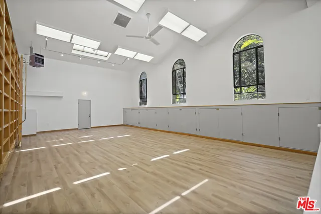 a view of livingroom with furniture