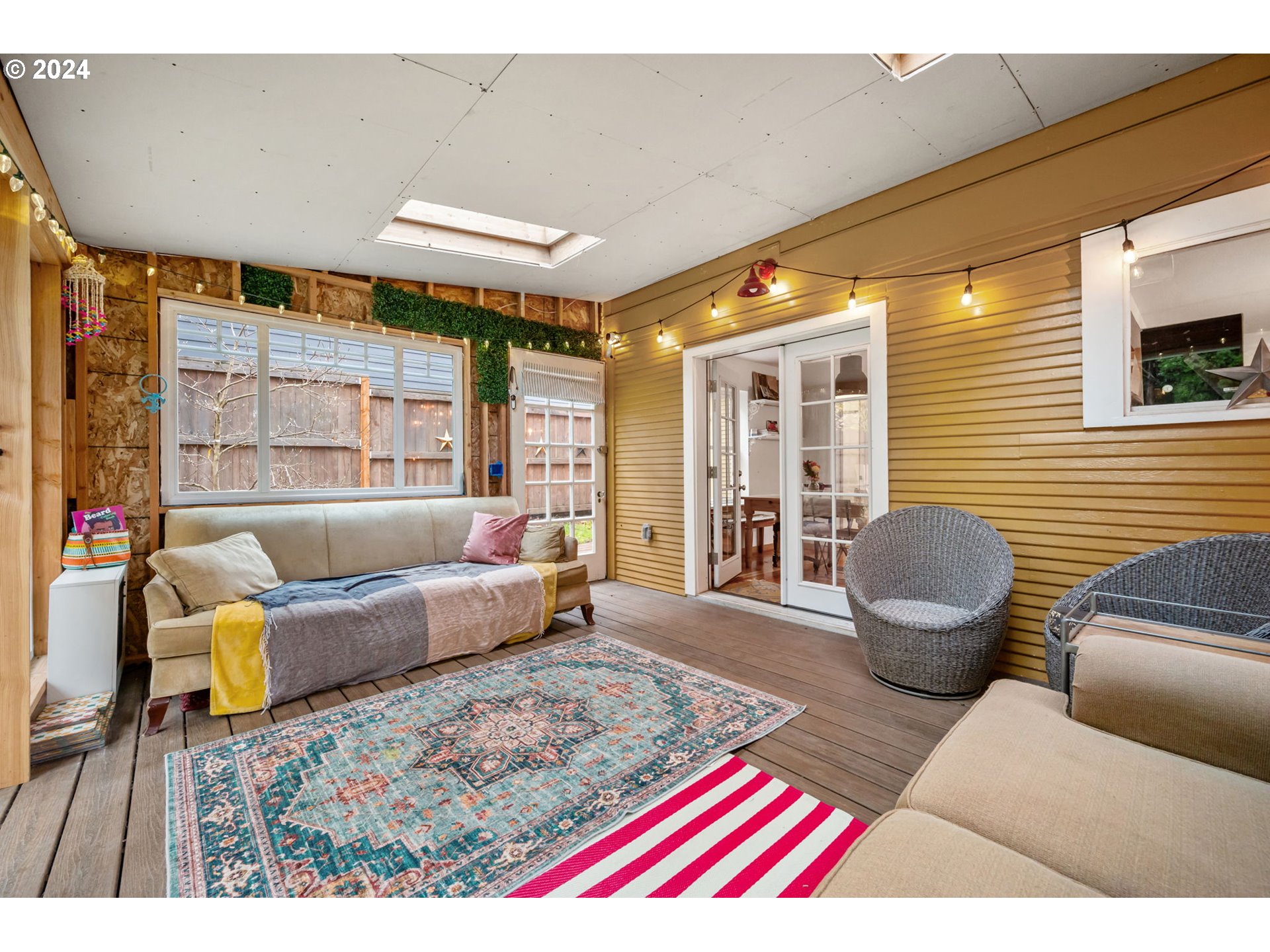 5334 Southwest Florida Street Portland, OR 97219 - Photo 11 of 41 Gallery Image 11