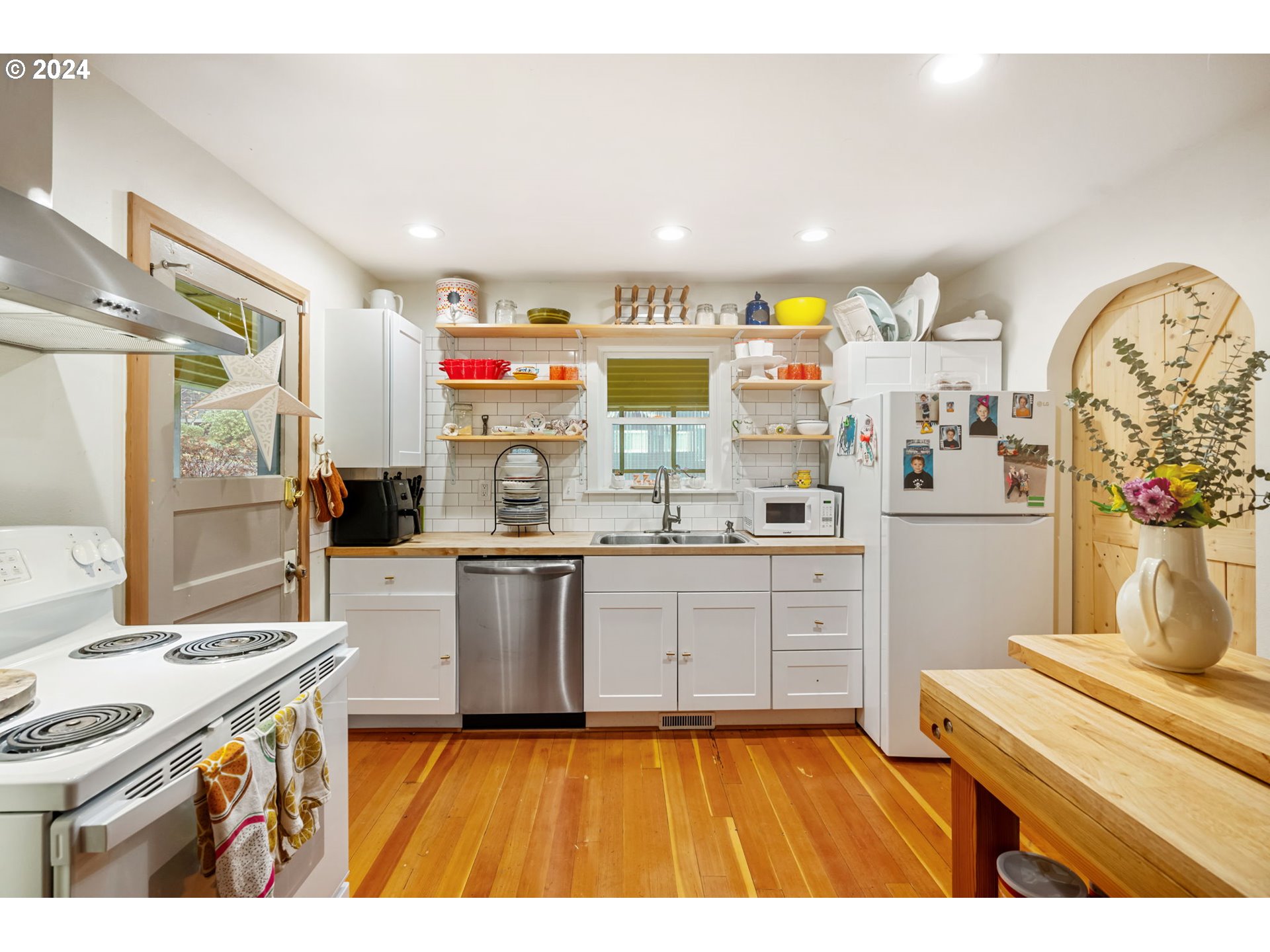 5334 Southwest Florida Street Portland, OR 97219 - Photo 13 of 41 Gallery Image 13