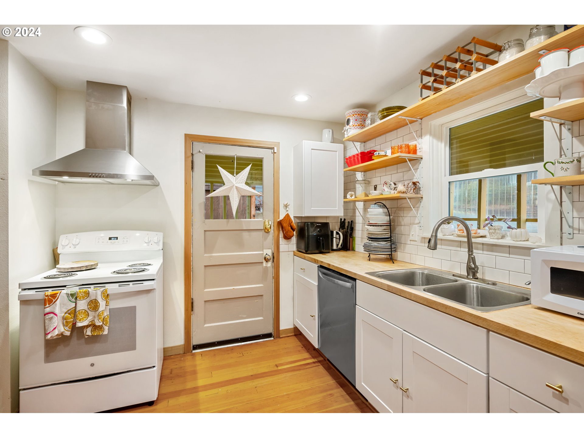 5334 Southwest Florida Street Portland, OR 97219 - Photo 14 of 41 Gallery Image 14