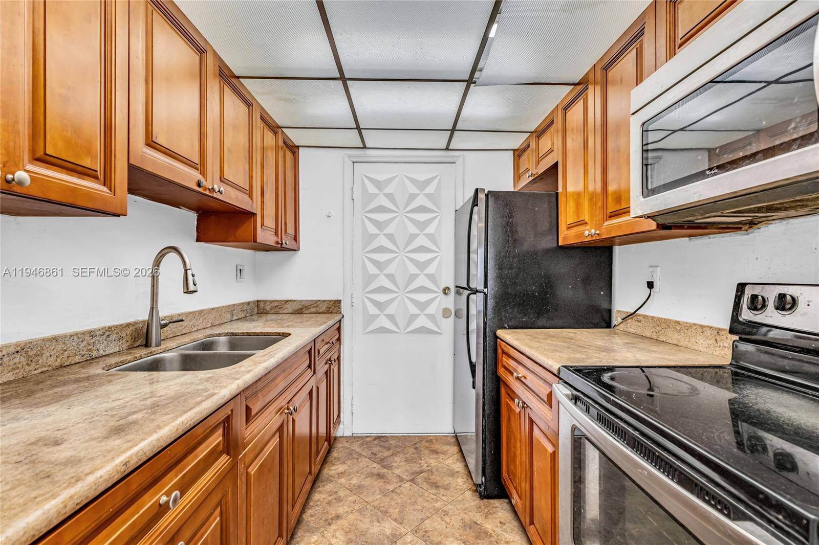 200 South Birch Road, Unit 1015 Fort Lauderdale, FL 33316 - Photo 6 of 36 a kitchen that has a sink and a stove
