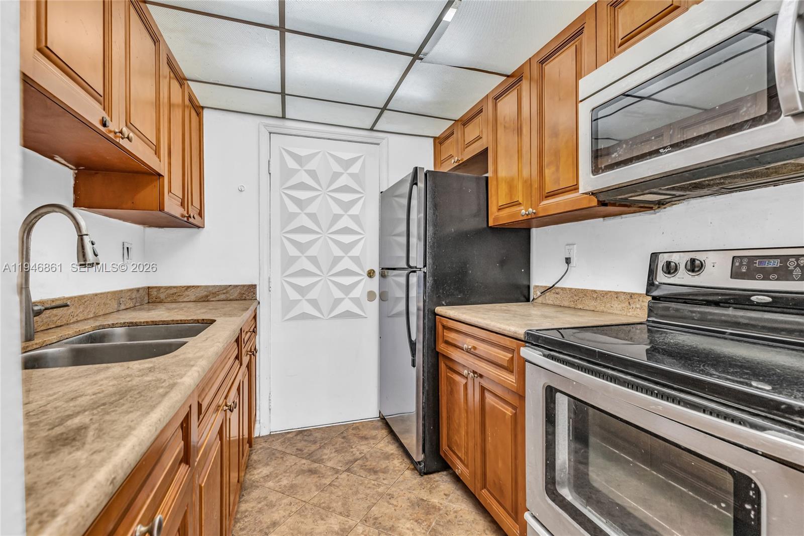 200 South Birch Road, Unit 1015 Fort Lauderdale, FL 33316 - Photo 7 of 36 a kitchen with stainless steel appliances granite countertop a stove and a refrigerator