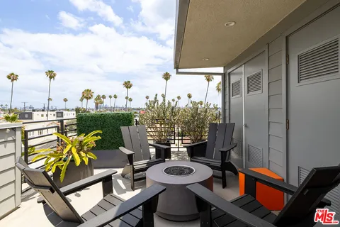 $5,995 | 1434 1/2 South Sycamore Avenue, Los Angeles, CA 90019
