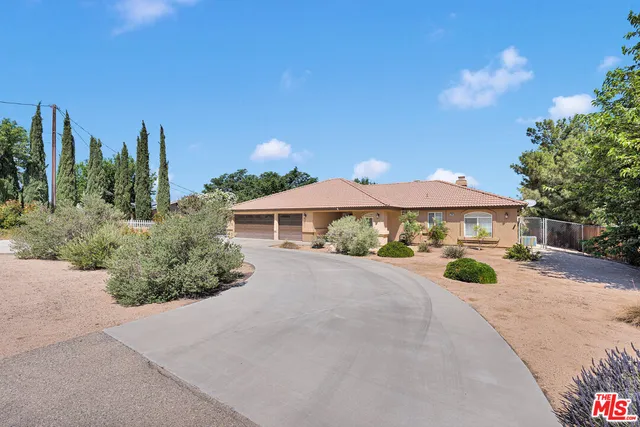 a view of a house with backyard and garden