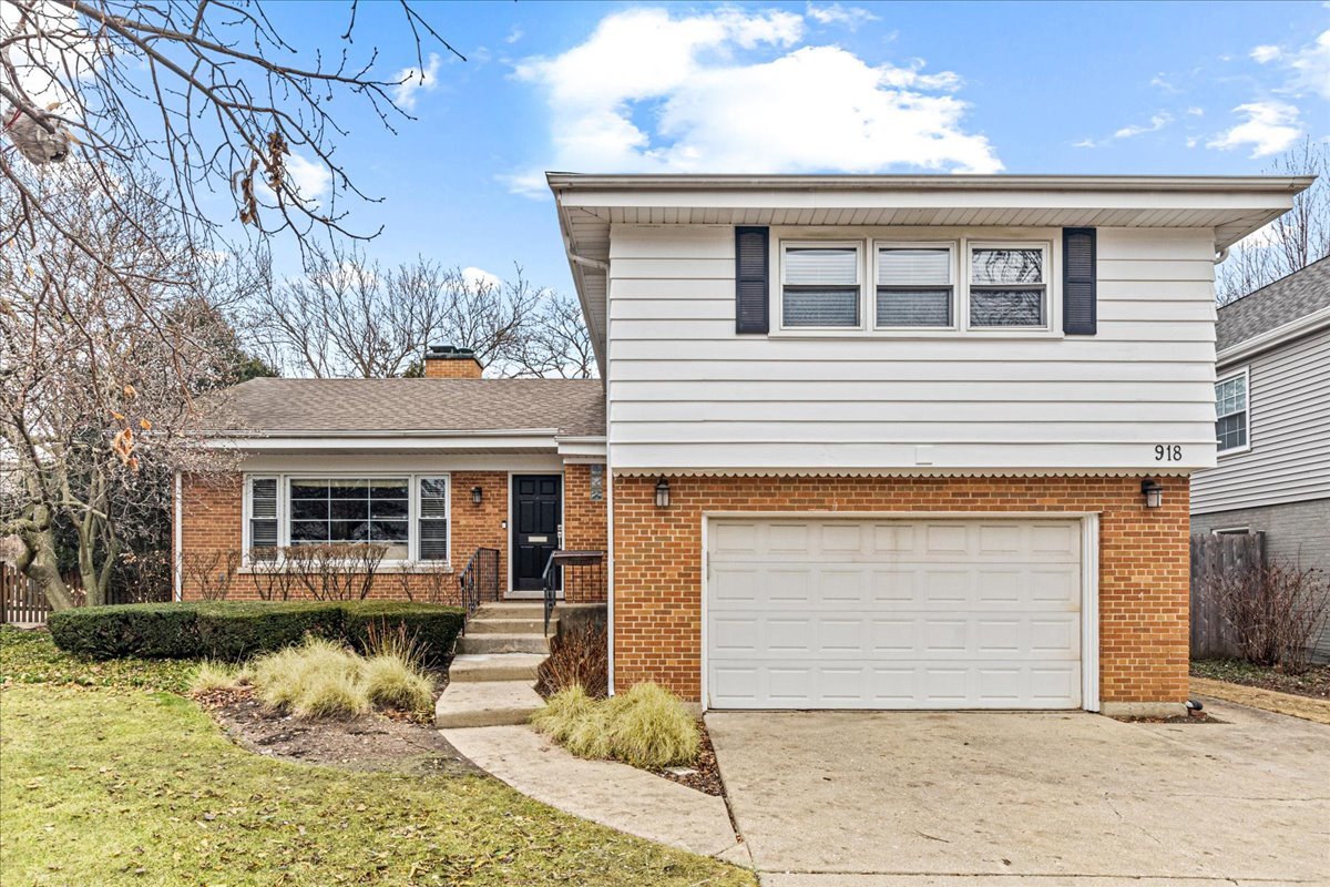 918 Oxford Road Deerfield, IL 60015 - Photo 1 of 26 front view of a house