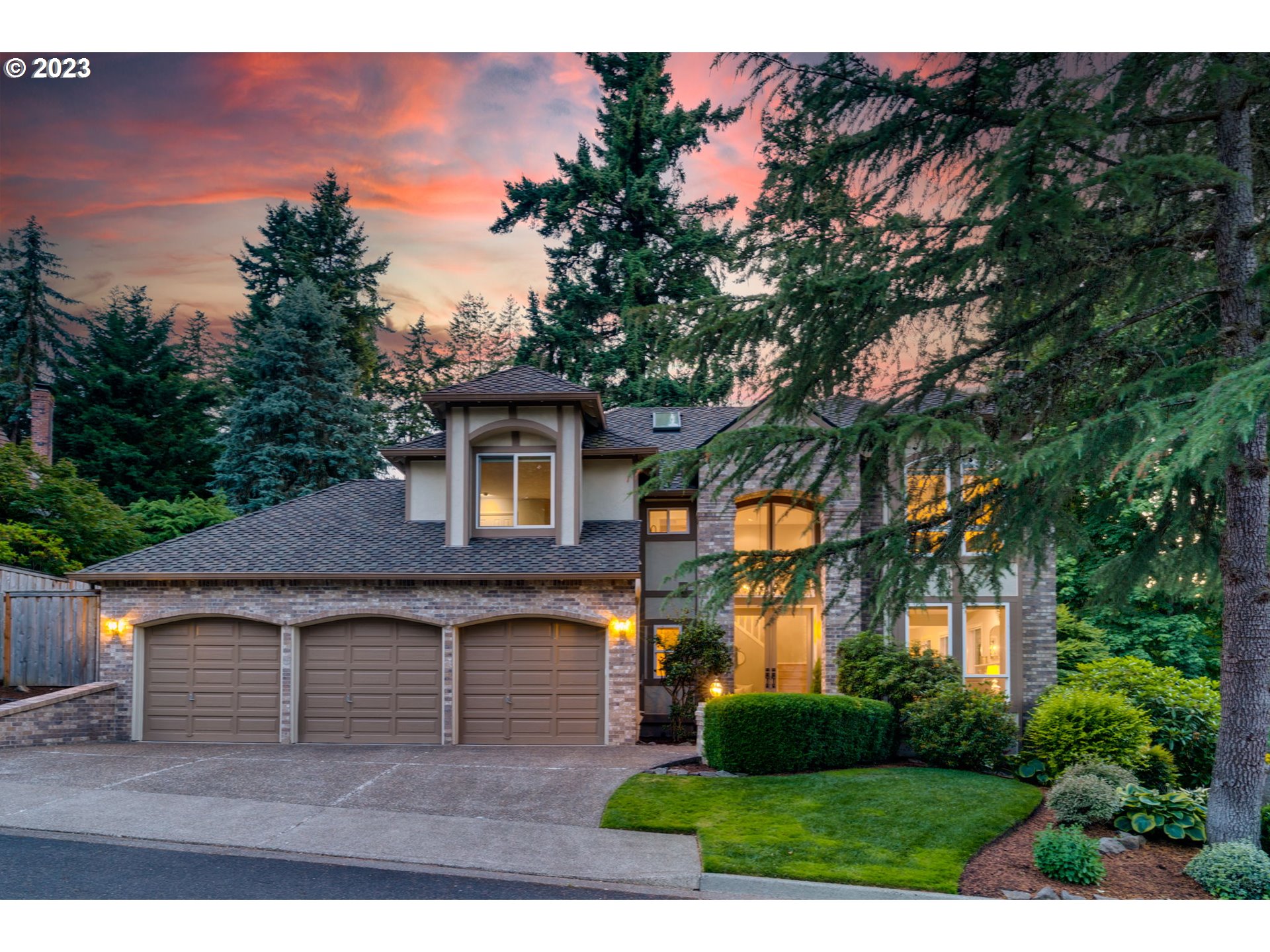 11627 Southwest 33rd Place Portland, OR 97219 - Photo 1 of 44 Gallery Image 1