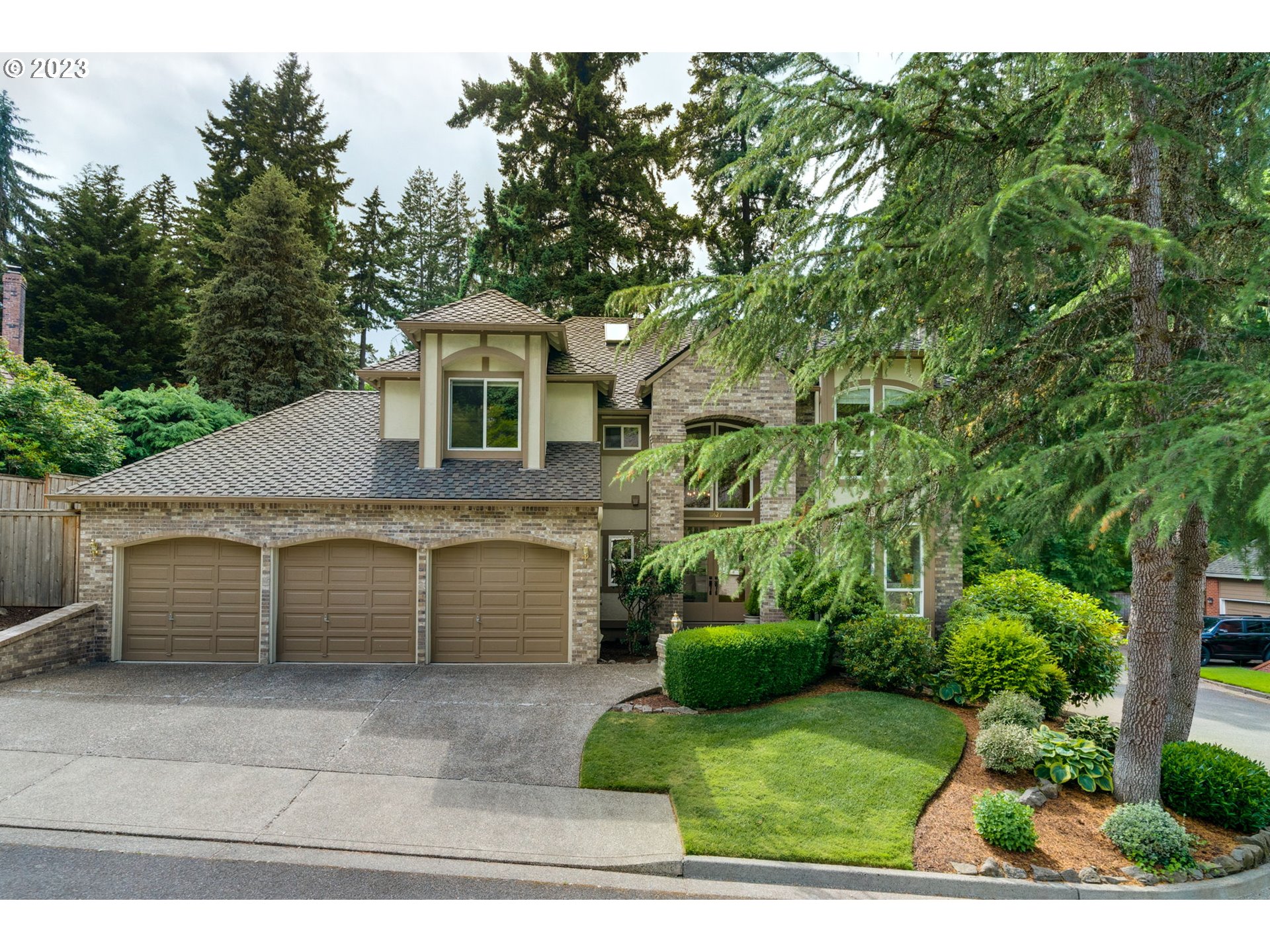 11627 Southwest 33rd Place Portland, OR 97219 - Photo 3 of 44 Gallery Image 3