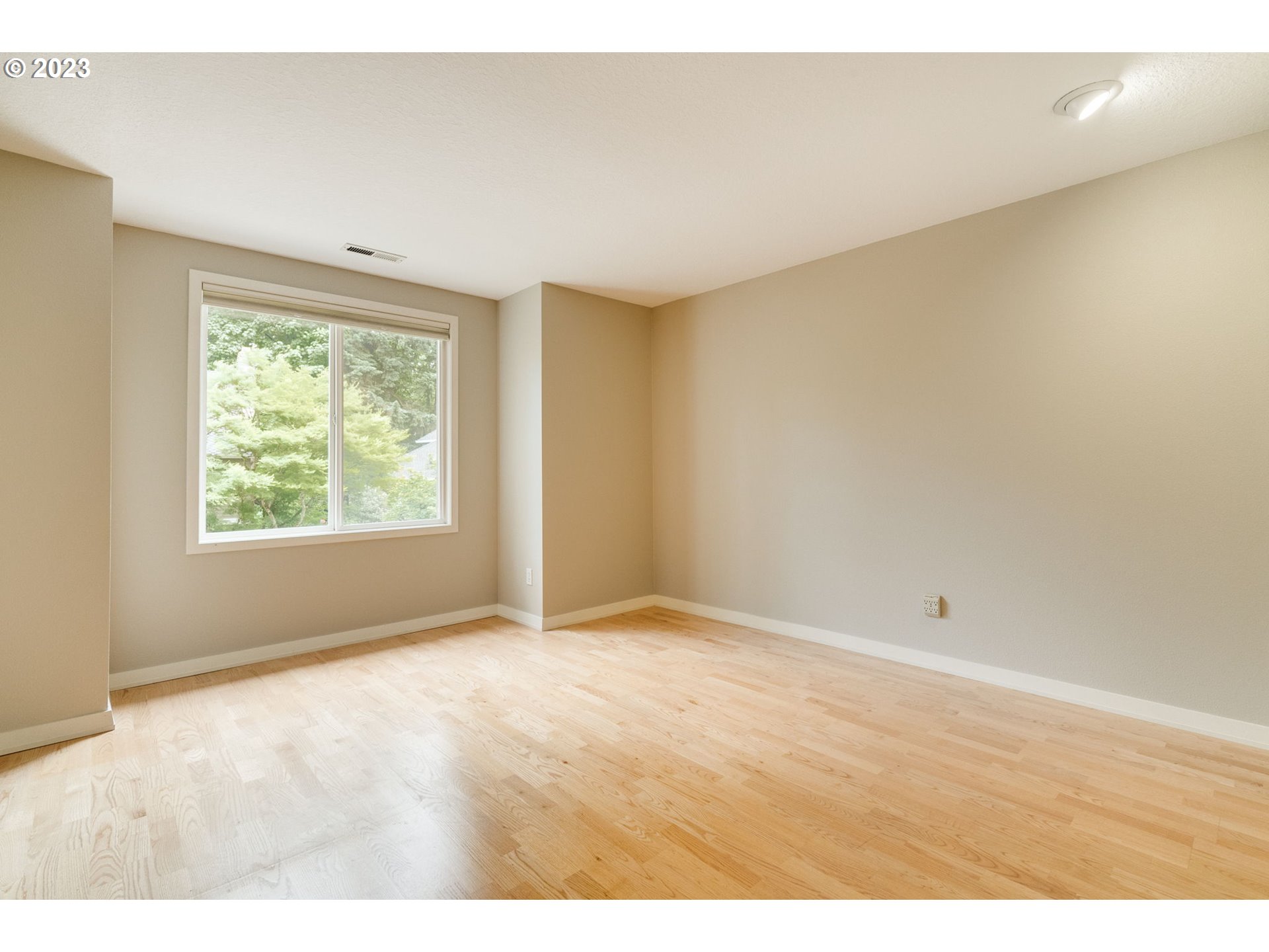 11627 Southwest 33rd Place Portland, OR 97219 - Photo 31 of 44 Gallery Image 31