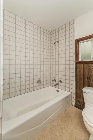 a view of a livingroom with furniture