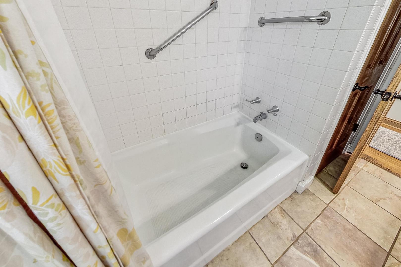 360 South St Marys Road Libertyville, IL 60048 - Photo 29 of 46 a bathroom with a bathtub