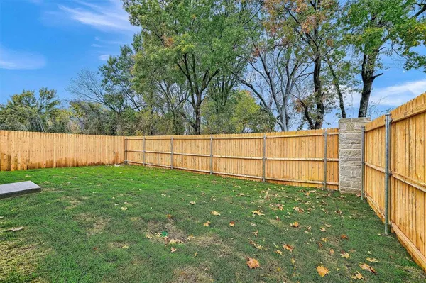 a view of a backyard
