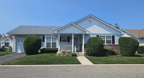 $633,000 | 7 Daria Drive, Oakdale, NY 11769