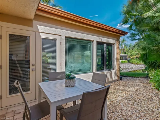 a sign that is sitting on the side of a road