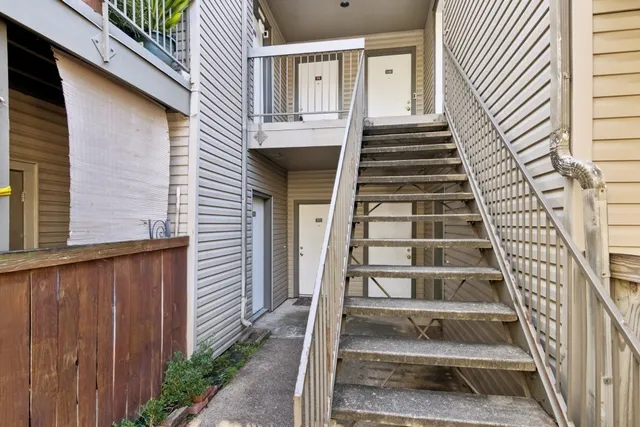 a view of entryway with a front door