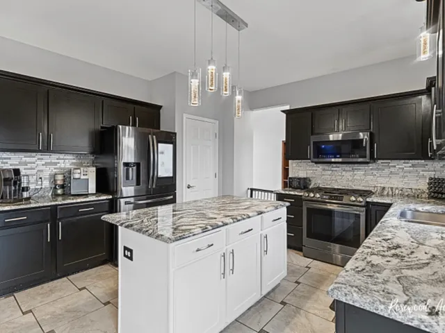 $515,000 | 39-w093 Shannon Square, Geneva, IL 60134