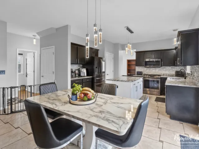 $515,000 | 39-w093 Shannon Square, Geneva, IL 60134