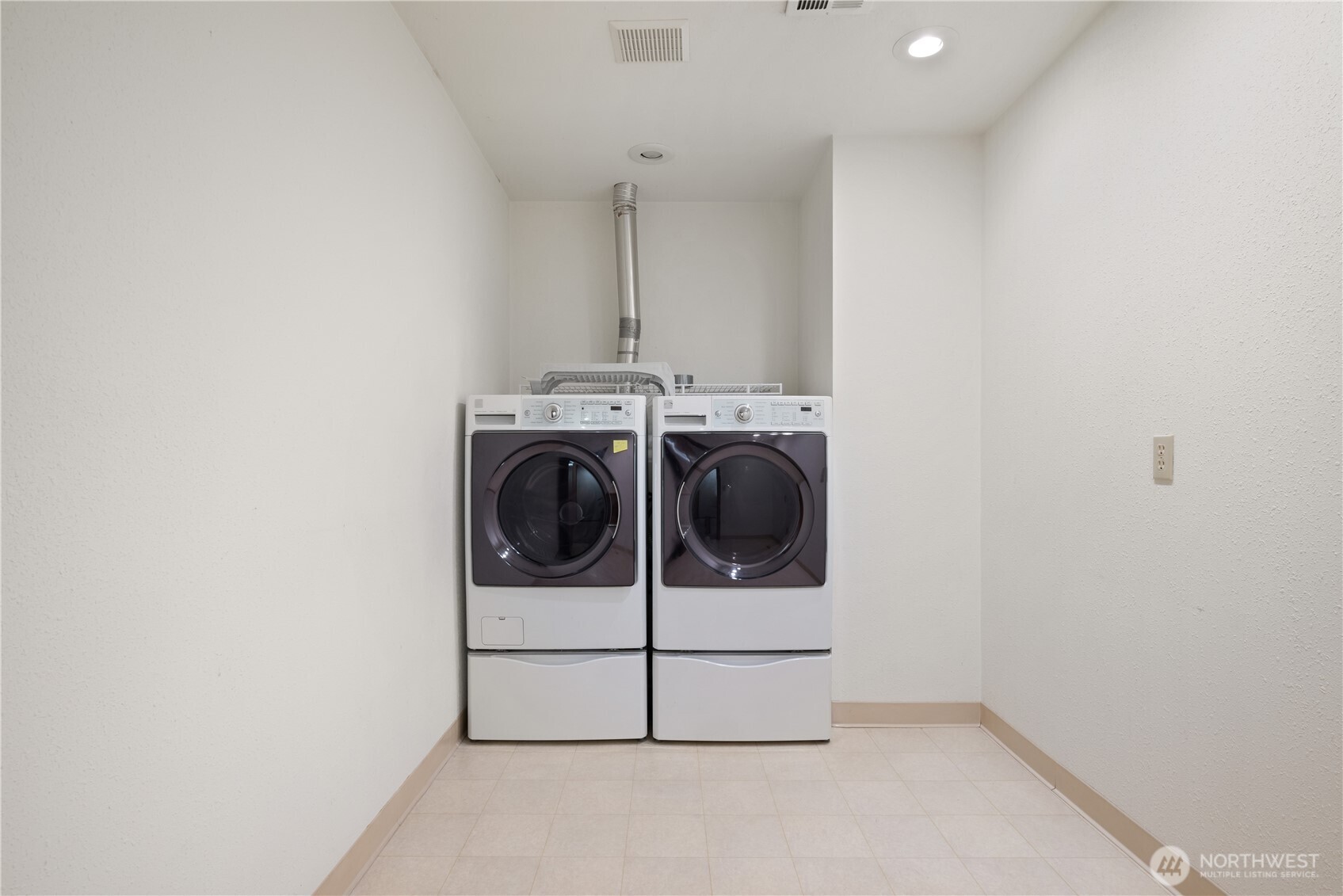 4415 Poplar Way Longview, WA 98632 - Photo 22 of 35 a utility room with dryer and washer