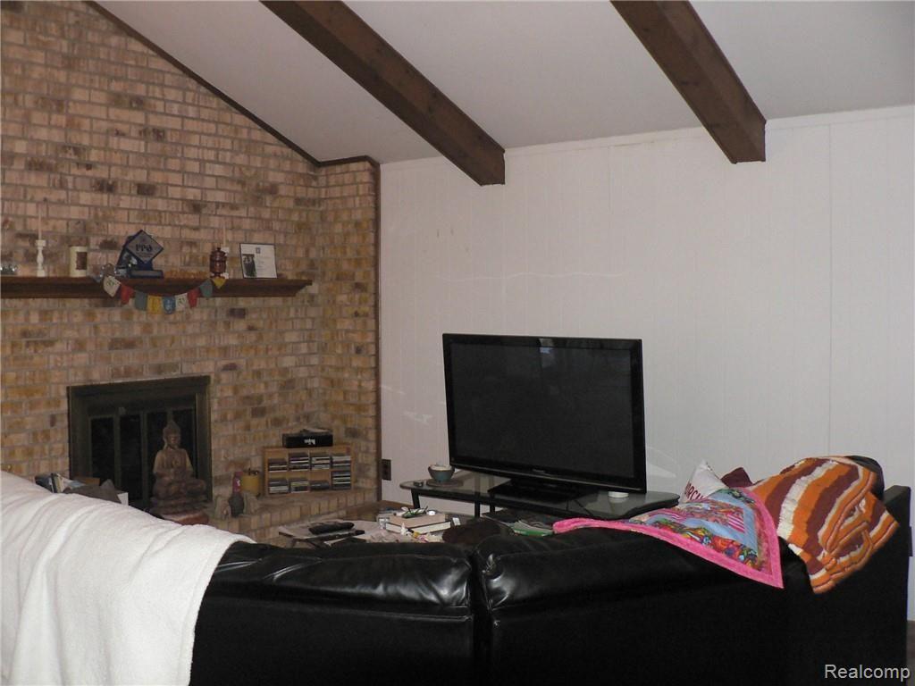 HUGE FAMILY ROOM WITH GAS FP