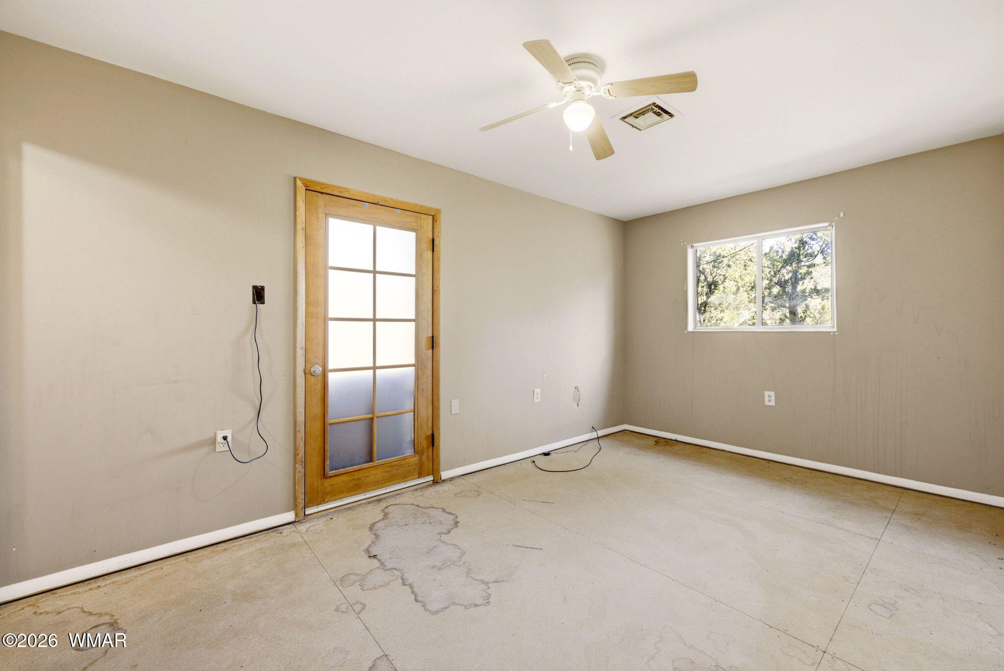 3650 Buckskin Road Overgaard, AZ 85933 - Photo 15 of 33 an empty room with windows and fan