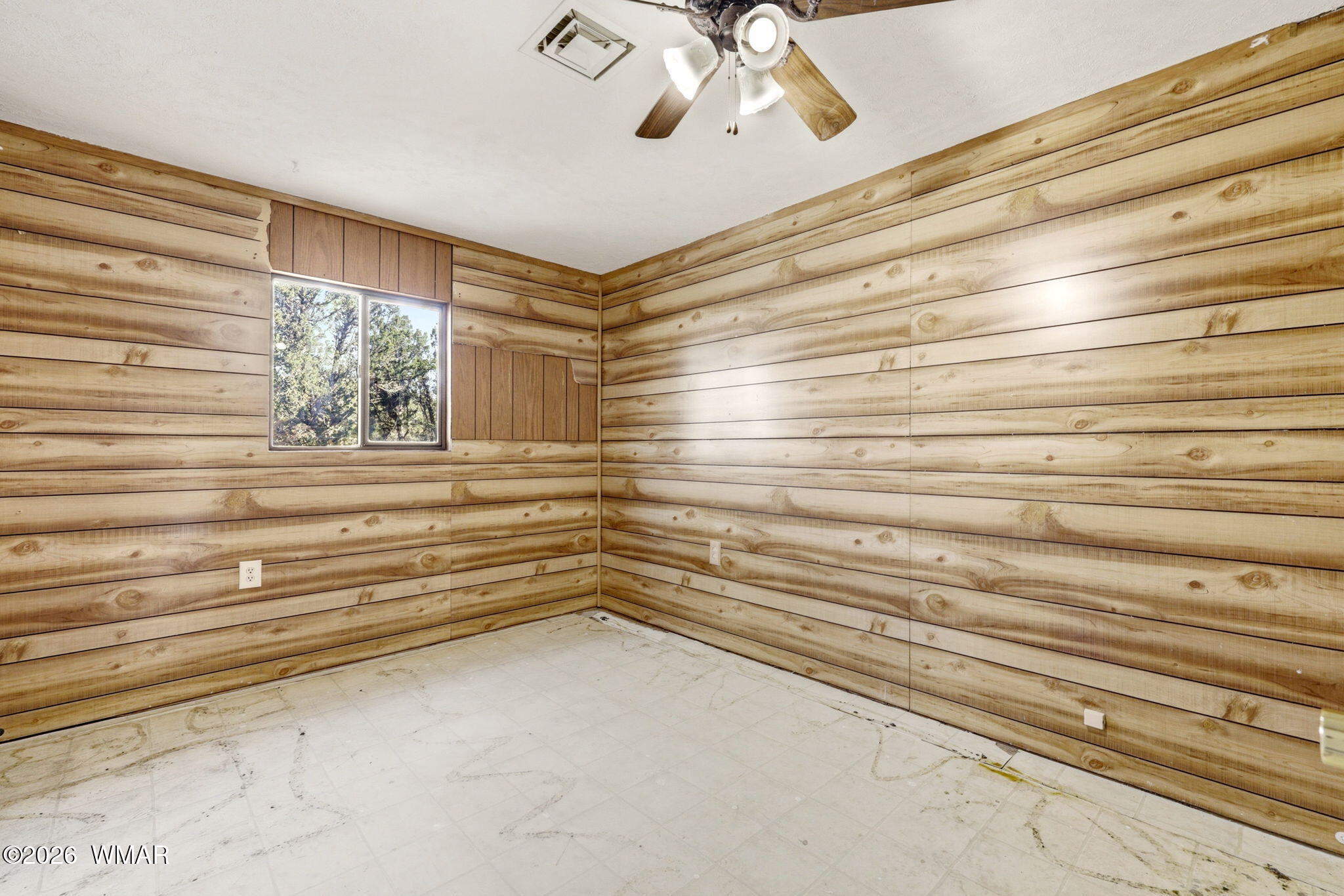 3650 Buckskin Road Overgaard, AZ 85933 - Photo 18 of 33 a view of room and window