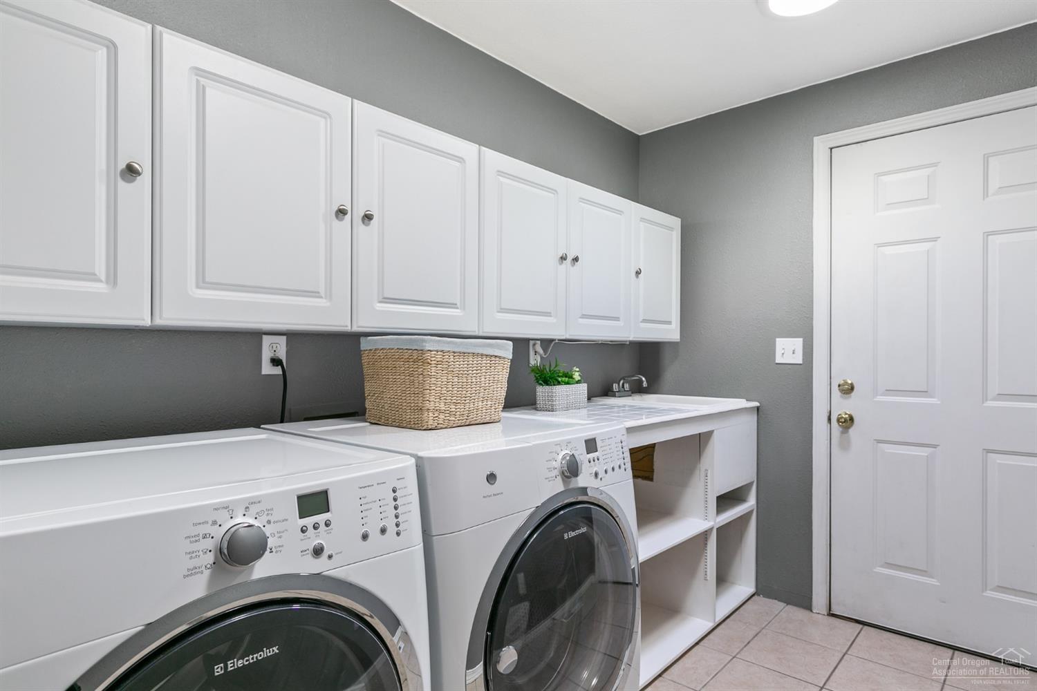 19026 Choctaw Road Bend, OR 97702 - Photo 13 of 23 A dream of a laundry room...lots of stor