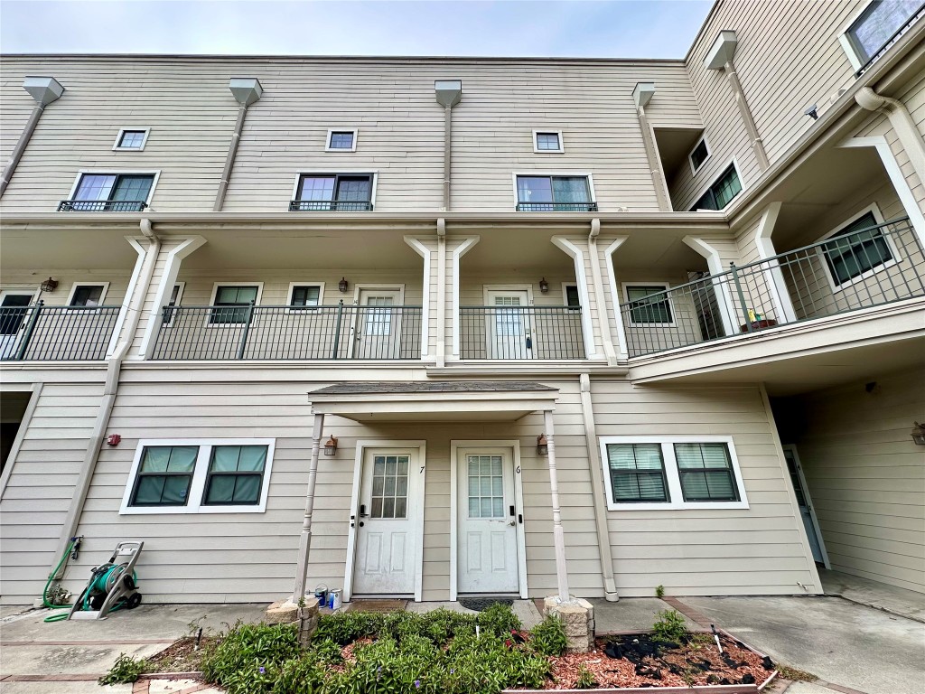 1602 Elgin Street, Unit 13 Houston, TX 77004 - Photo 20 of 22 a front view of a residential apartment building