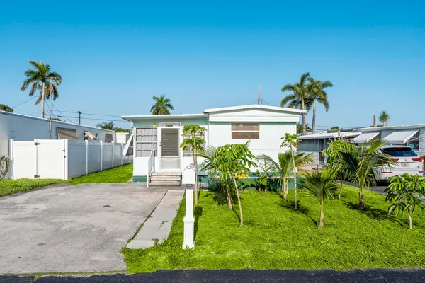 $1,300 | 8949 Oak Street, Boynton Beach, FL 33436