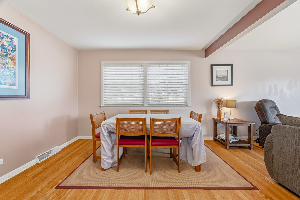 178 West Normandy Drive Chicago Heights, IL 60411 - Photo 5 of 19 a room with furniture and a table