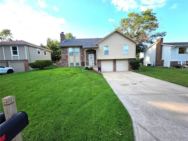 $350,000 | 1420 West Spruce Street, Olathe, KS 66061