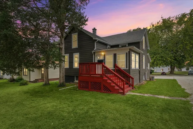 a view of a house with a yard