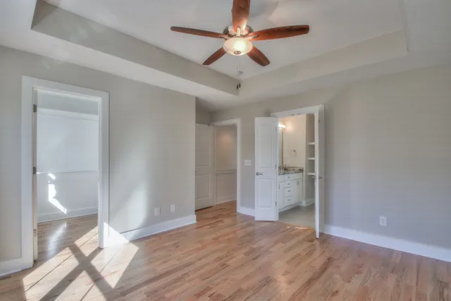 a view of an empty room and a ceiling fan window