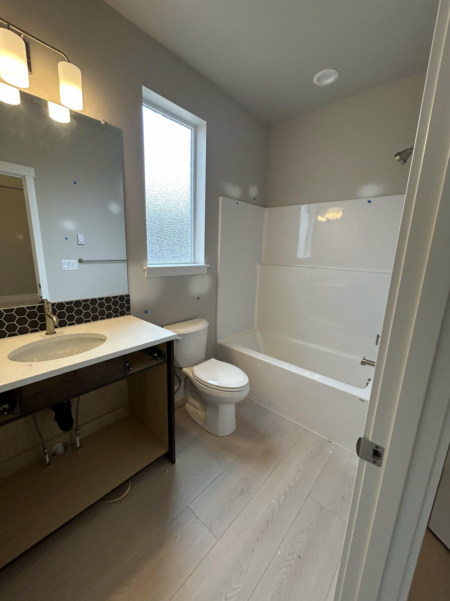 3910 Southwest 39th Street, Unit LOT 40 Redmond, OR 97756 - Photo 19 of 26 Guest bath