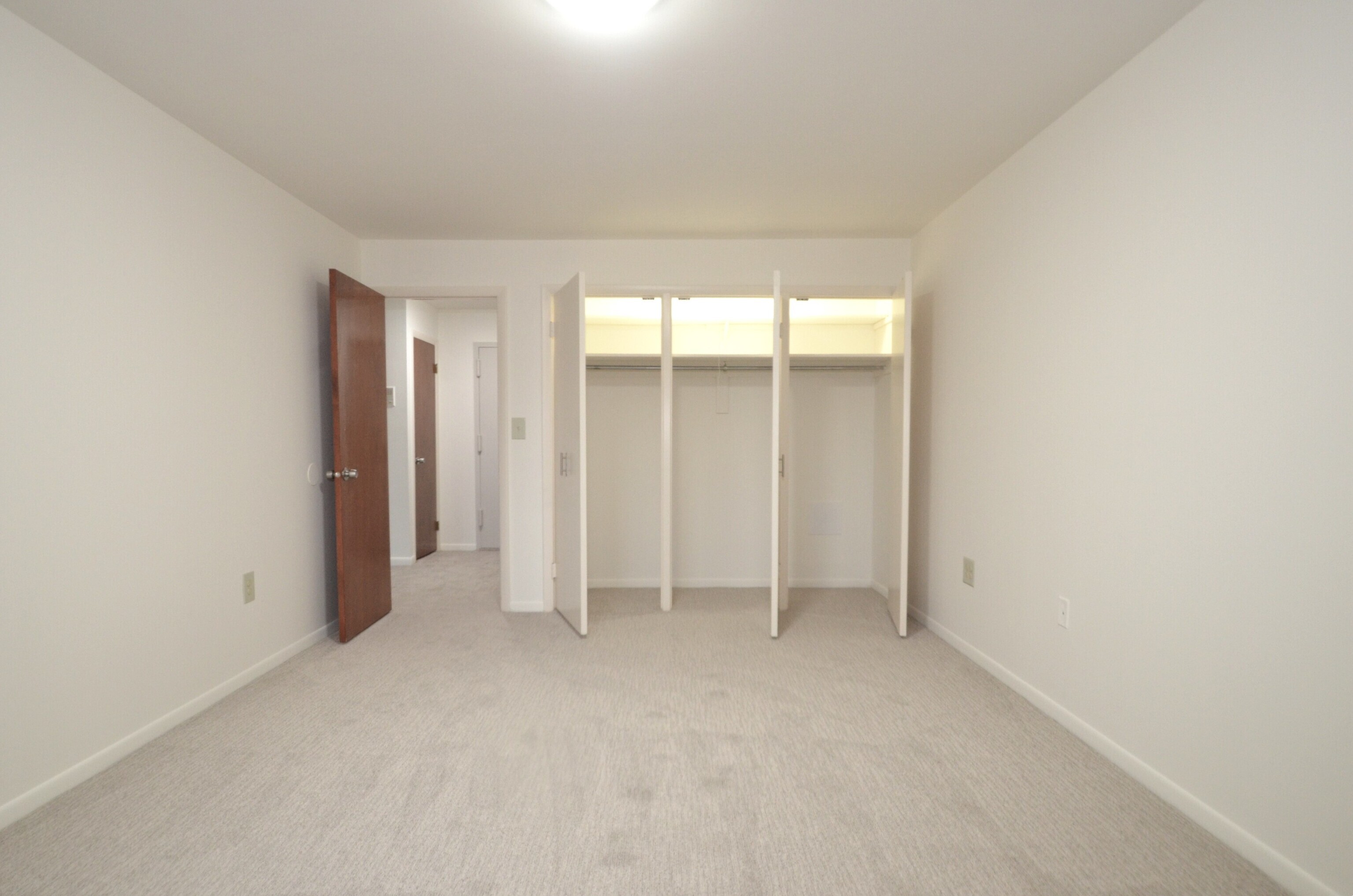 3900 Park Avenue, Unit 5H Bridgeport, CT 06604 - Photo 12 of 27 an empty room with a natural light