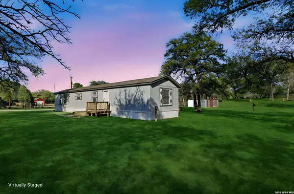 a view of a back yard