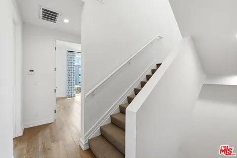 $7,500 | 1041 North Spaulding Avenue, Unit 203, Los Angeles, CA 90046