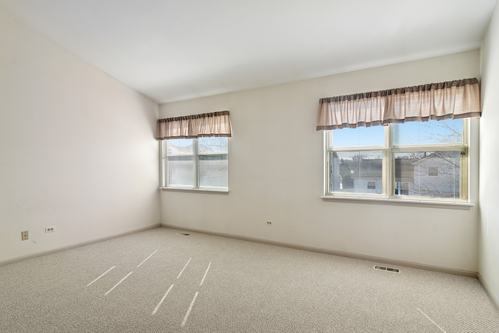 988 Ridgefield Lane Wheeling, IL 60090 - Photo 12 of 18 an empty room with a window