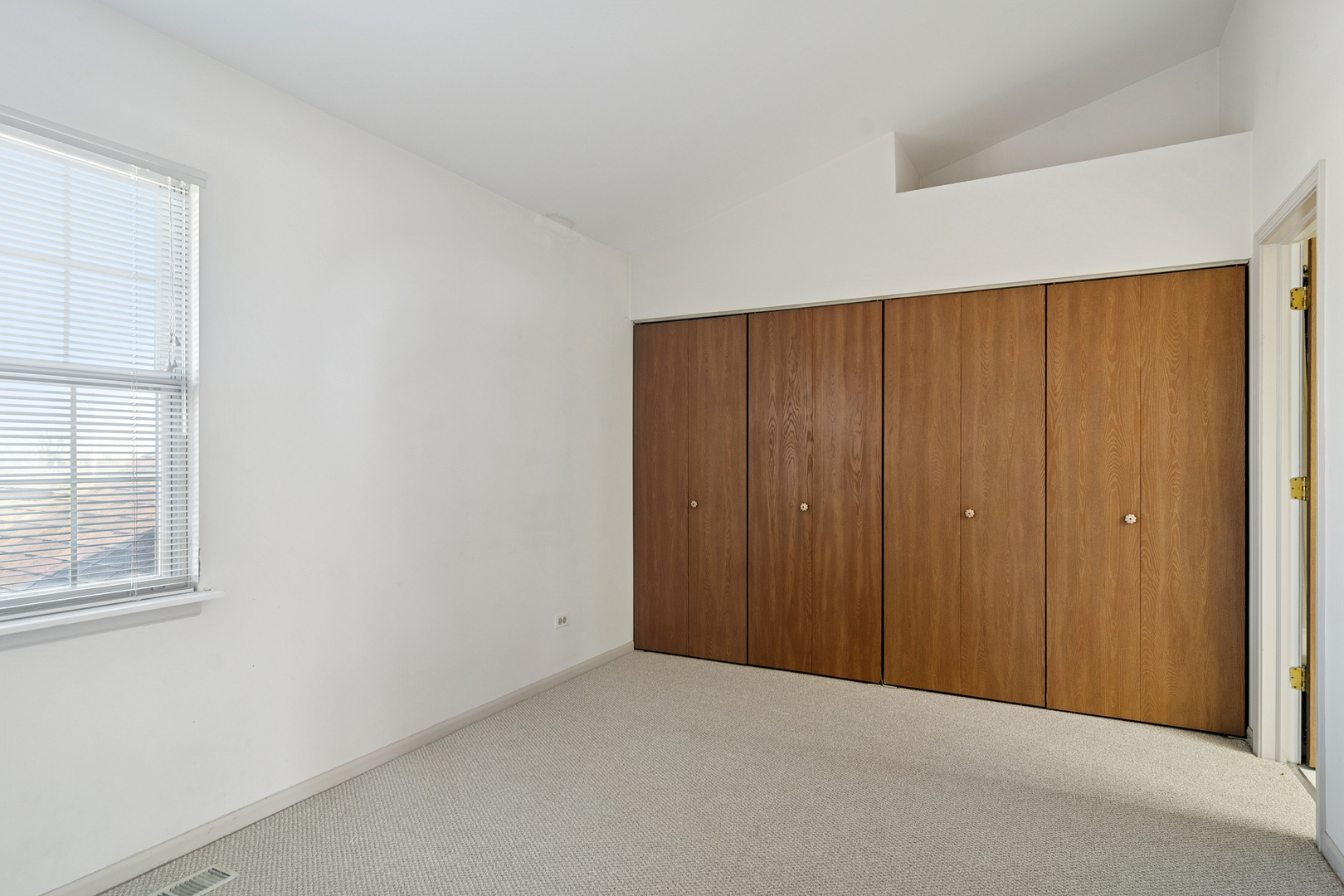 988 Ridgefield Lane Wheeling, IL 60090 - Photo 15 of 18 an empty room with windows