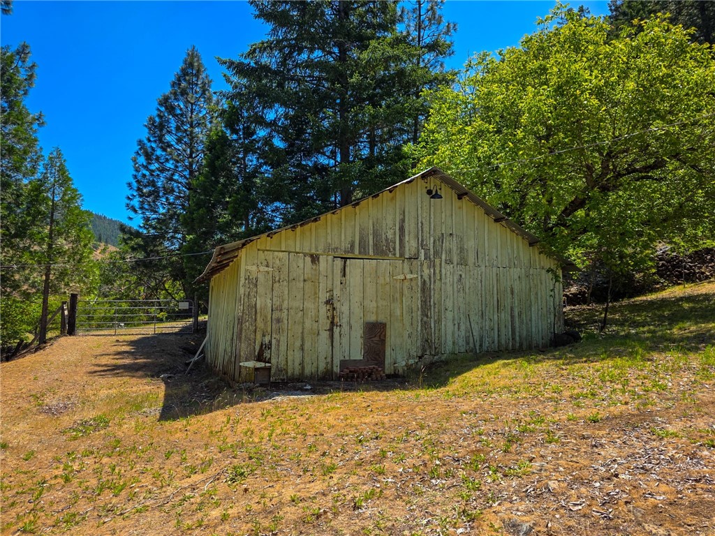 38703 Highway 96 Klamath River, CA 96050 - Photo 31 of 37 a backyard of a house