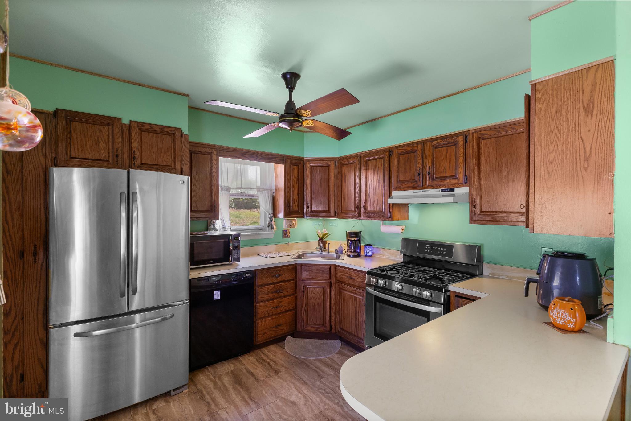 574 Edmondson Avenue Baltimore, MD 21228 - Photo 14 of 30 Kitchen