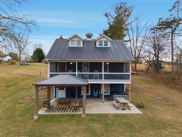 a view of a yard in front of house