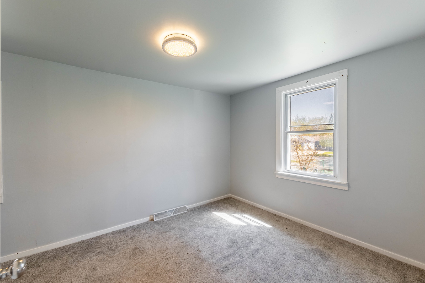 14536 Ridgeway Avenue Midlothian, IL 60445 - Photo 8 of 18 an empty room with a window
