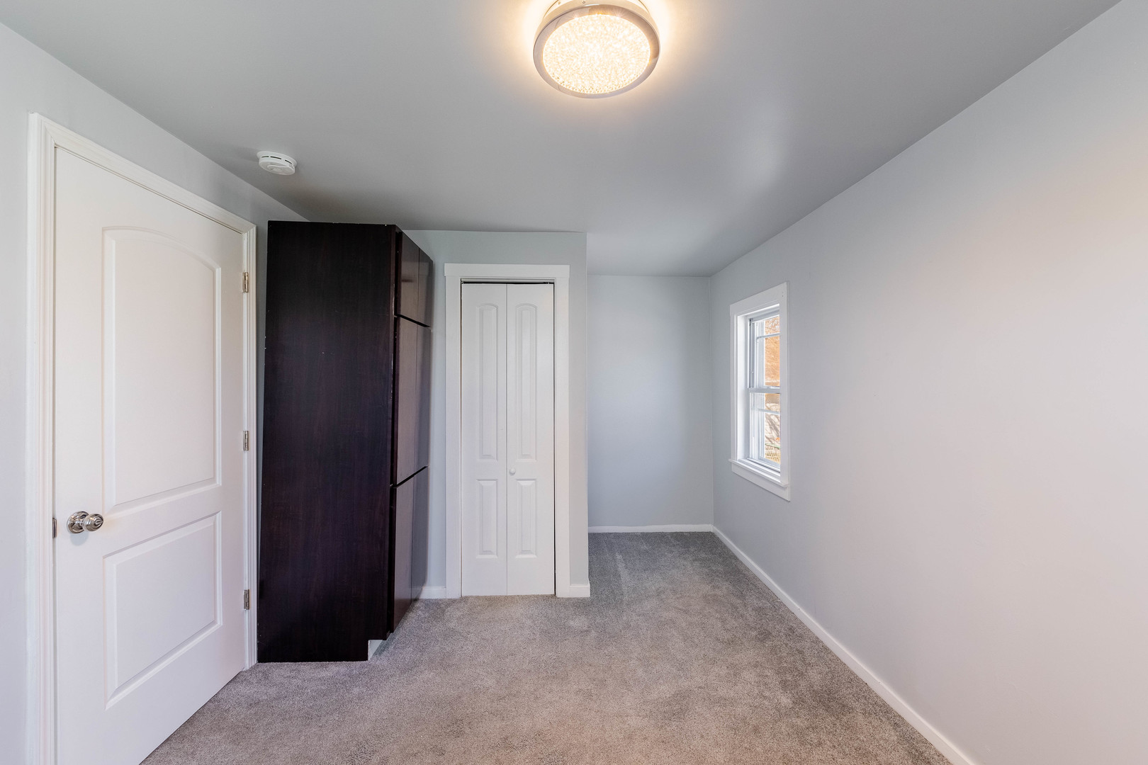 14536 Ridgeway Avenue Midlothian, IL 60445 - Photo 9 of 18 an empty room with windows and closet