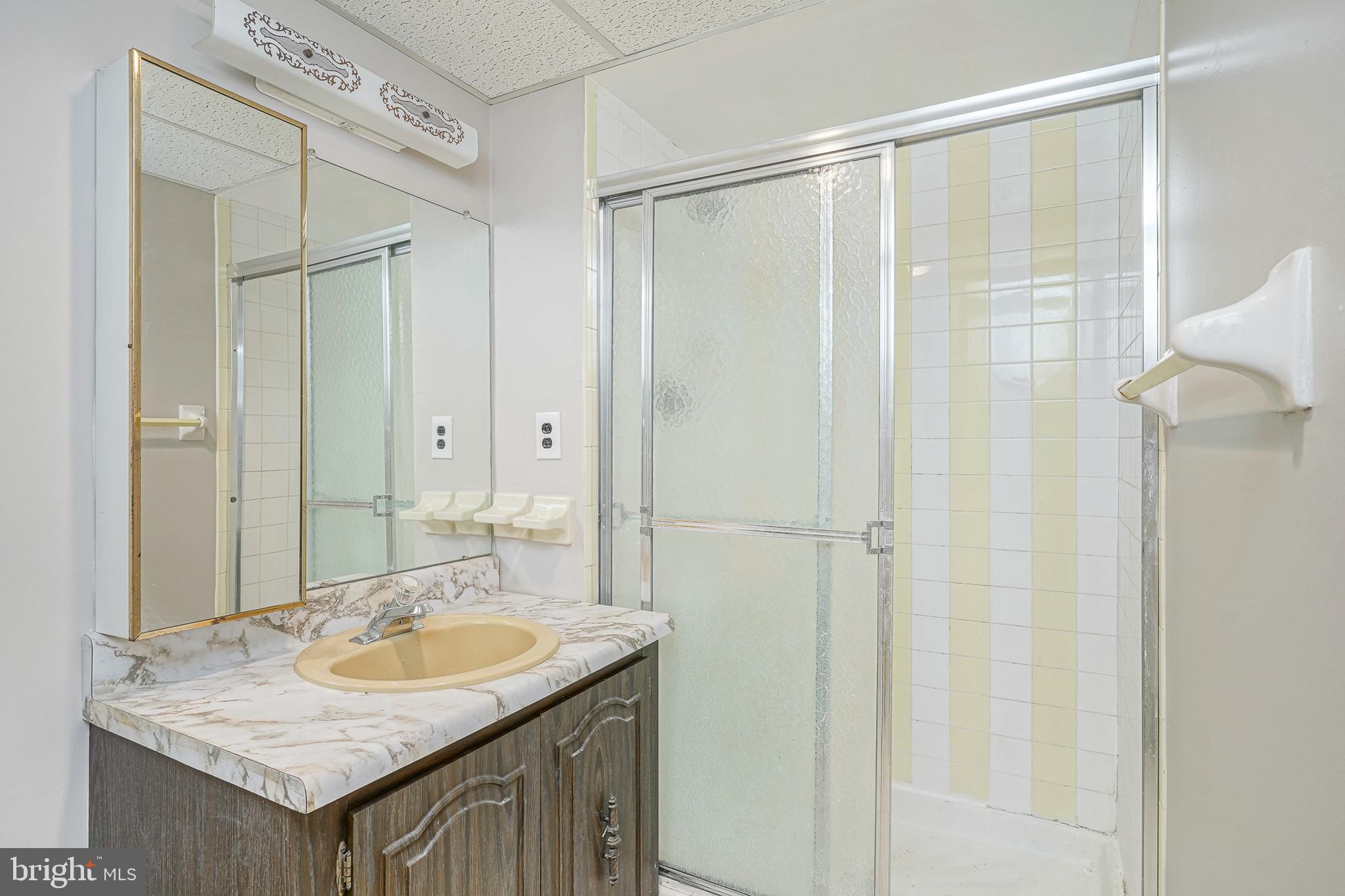 2628 Welsh Road, Unit 201 Philadelphia, PA 19152 - Photo 16 of 23 Primary Bathroom