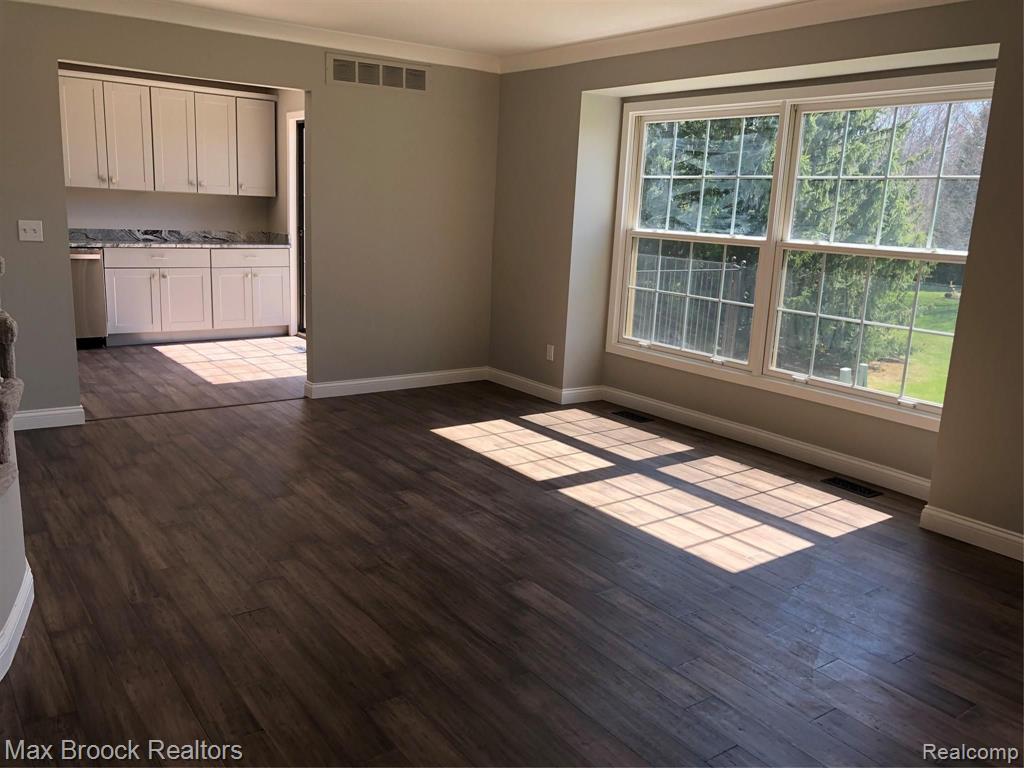 6455 Noble Road West Bloomfield, MI 48322 - Photo 8 of 44