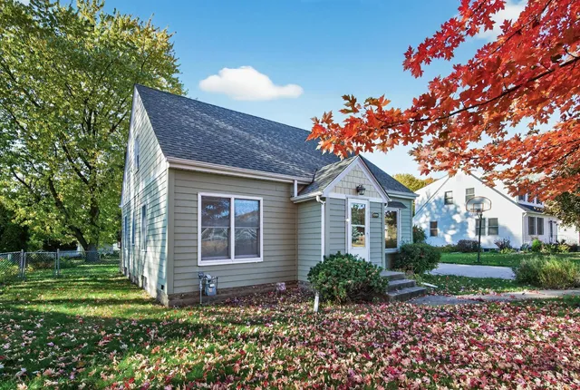 $329,900 | 1049 Sterling Street North, Maplewood, MN 55119