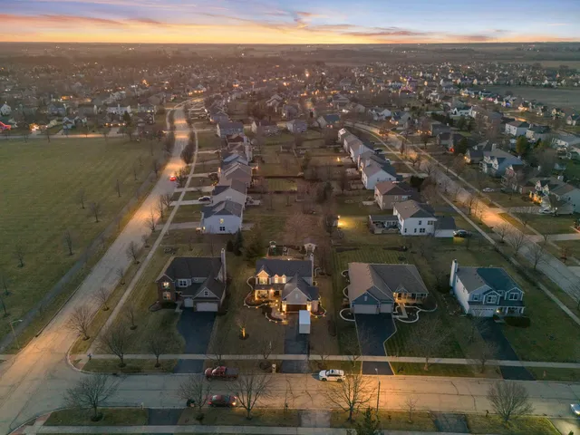 $600,000 | 2408 Moutray Lane, North Aurora, IL 60542