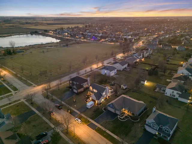 $600,000 | 2408 Moutray Lane, North Aurora, IL 60542