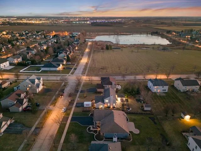 $600,000 | 2408 Moutray Lane, North Aurora, IL 60542