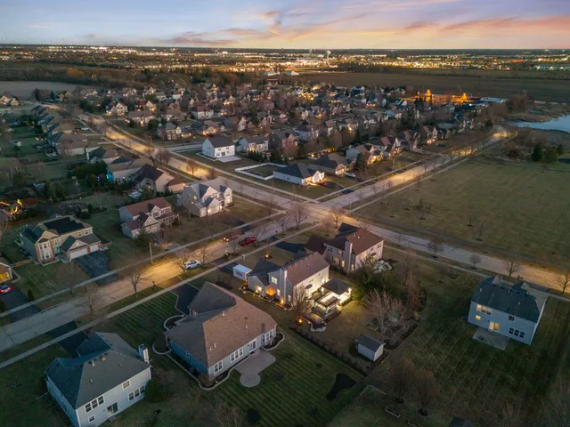 $600,000 | 2408 Moutray Lane, North Aurora, IL 60542